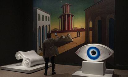 Reproducció de 'Plaça d'Itàlia metafísica', de De Chirico, ull de Man Ray i 'Capitell', de Studio65, a la mostra sobre surrealisme del CaixaForum.