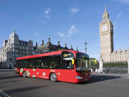 Un autob&uacute;s el&eacute;ctrico de Irizar circula por las calles de Londres.