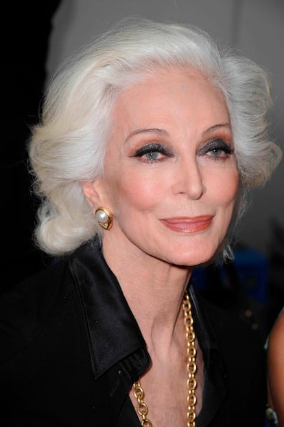 La modelo en activo con más edad del mundo, Carmen Dell'Orefice, solo demuestra su edad con su preciosa melena plateada.