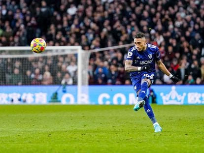 Raphinha golpea al balón en un partido ante el Aston Villa el pasado mes de febrero.