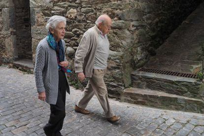 Jordi Pujol y su esposa, Marta Ferrusola, pasean el pasado 31 de diciembre por la localidad pirenaica de Queralbs.