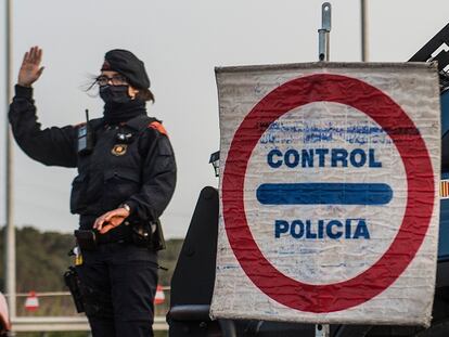 Control de Mossos en el acceso de la AP-7 de Vilademuls dirección Girona y Barcelona.