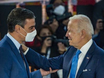 Saludo entre Pedro Sánchez y Joe Biden, en la cumbre del G20 en Italia.