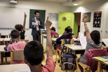 Alumnos participan en una clase.