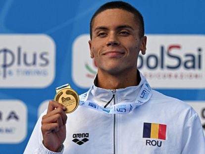 Gold medallist Romania's David Popovici poses on the podium after winning the Men's 200m freestyle final event on August 15, 2022 during the LEN European Aquatics Championships in Rome. (Photo by Alberto PIZZOLI / AFP)