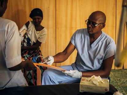 Edmond Bruno Akassou Gbamo, el fisioterapeuta del hospital de Zoukougbeu (Costa de Marfil), fabrica las órtesis para que los pacientes con úlcera de Buruli no pierdan demasiada movilidad en las extremidades afectadas.