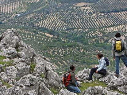 Un grupo de senderistas en el Parque Natural de las Sierras de Cazorla, Segura y Las Villas, en Jaén.