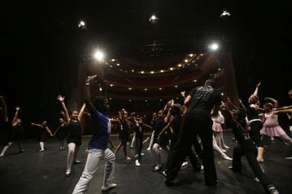 Un grupo de niños ensaya en el Royal Opera House de Río de Janeiro.