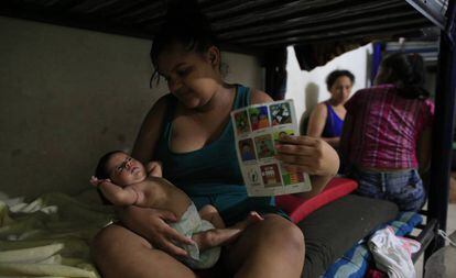 La hondureña Clarisa Amanda Webster abanica a su hija Melani, que nació tras su llegada a Tapachula, México.