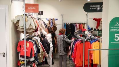 Varias personas miran ropa en una tienda Humana, en Madrid.