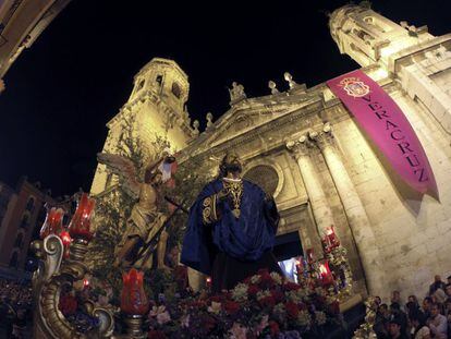 <b>DOMINGO DE RAMOS. Jaén.</b> Procesión de la Hermandad de la Oración en el Huerto, a su paso por la Basílica Menor de San Ildefonso en Jaén.