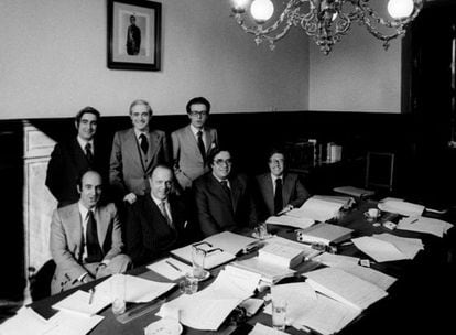 Los padres de la Constitución: Gabriel Cisneros, José Pedro Pérez Llorca y Miguel Herrero (de pie de izquierda a derecha). Sentados, Miquel Roca, Manuel Fraga, Gregorio Peces-Barba y Jordi Solé Tura.