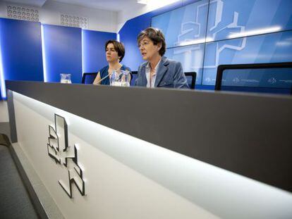 Laura Mintegi, a la derecha, en una rueda de prensa en el Parlamento.