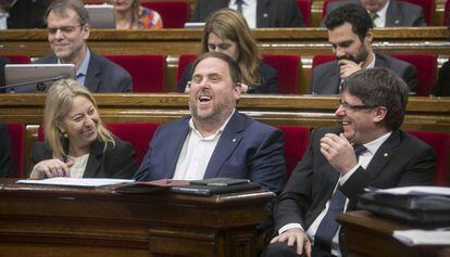 Munt&eacute;, Junqueras y Puigdemont, en el Parlament. 