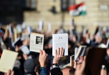 Un grupo de manifestantes alzan libros durante una protesta contra la política de educación e investigación científica del Gobierno húngaro frente a la Academia de Ciencias de Hungría, en septiembre de 2019 en Budapest.