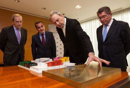 De izquierda a derecha, Lanaspa, Herrador, Vázquez Consuegra y Cabré, este viernes ante dos maquetas del CaixaForum.
