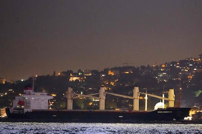 El 'MV Brave Commander', con 23.000 toneladas de trigo a bordo, durante su paso por el estrecho del Bósforo en su ruta hacia Yibuti, el 17 de agosto.