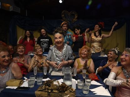 El elenco de la obra teatral 'El casamiento de Anita y Mirko' durante un ensayo, en Buenos Aires, el 3 de diciembre de 2022.