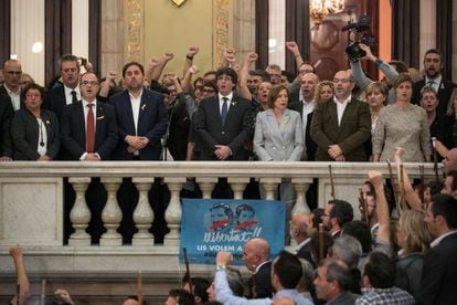 Carles Puigdemont (centro), en el Parlament tras la aprobación de la declaración de independencia de Cataluña, el 27 de octubre de 2017.