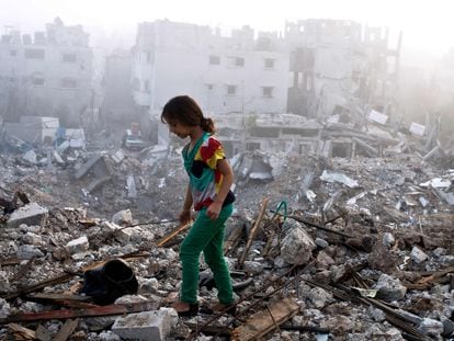 Una niña palestina en los escombros de su casa, en agosto de 2014 en Gaza.