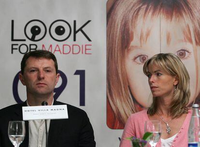 En la foto de la izquierda, Gerry y Kate McCann, padres de Madeleine, durante la rueda de prensa ofrecida en Madrid el 1 de junio de 2007. A la derecha, imágenes creadas por ordenador que muestran la posible evolución del rostro de la menor y el cambio de color de su piel, en caso de que residiese en un país de clima cálido.
 / Reuters