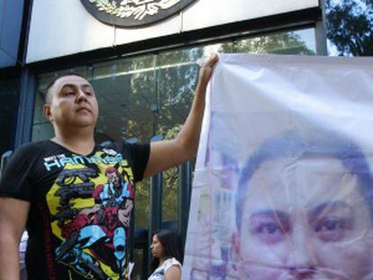 Protesta por el caso de los desaparecidos ante la fiscalía de México.