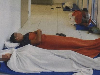Menores durmiendo en los pasillos de la Ciudad de la Justicia.