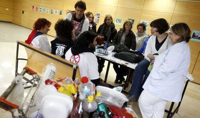 Trabajadores y usuarios de ambulatorios y hospitales de Madrid realizan un nuevo encierro de 24 horas en las instalaciones de varios centros contra el "traslado de personal fijo" y el "despido de interinos". En la foto, el de La Paz.