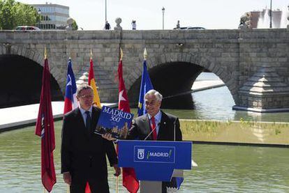 El alcalde Alberto Ruiz-Gallardón y el presidente de Chile, Sebastián Piñera, junto al río Manzanares.