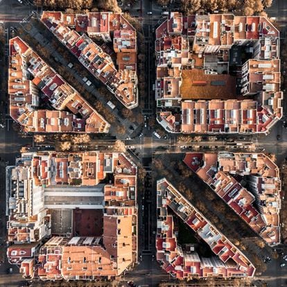 L’Eixample, diseñado por Ildefons Cerdà a mitades del siglo XIX por la necesidad de expansión de la ciudad, muestra su carácter y armonía al ser fotografiado desde las alturas. Aunque el lugar elegido para fotografiarlo por Mogyorósy es precisamente unas manzanas que se ven cortadas en diagonal por la avenida Gaudí de Barcelona.