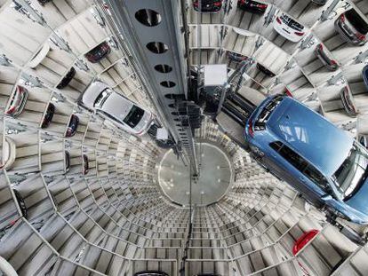 Visi&oacute;n cenital de varios coches Volkswagen (VW) aparcados en una torre de la planta de VW en Wolfsburgo, Alemania. EFE/Archivo