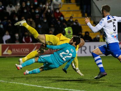 Isco bate a José Juan en el pasado Alcoyano-Madrid de la Copa.