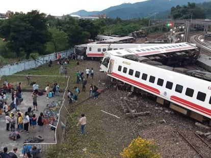 Un tren expreso Puyuma 6432, tras descarrilar este domingo cerca de Taipéi. En vídeo, el momento del descarrilamiento.