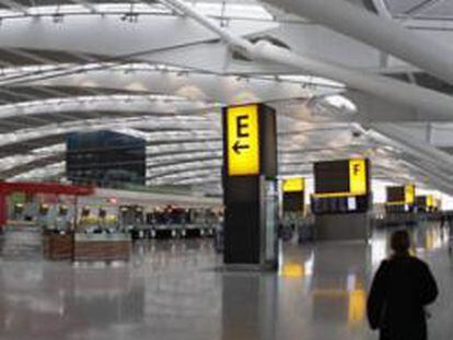 Interior del aeropuerto de Heathrow gestionado por BAA.