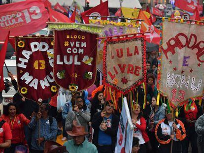 Simpatizantes de Haddad, en un acto de la campaña electoral en Sao Paulo.