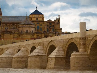 Puente romano con la mezquita.