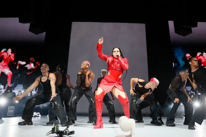 Rosalía y sus bailarines, durante el concierto en el WiZink Center, en Madrid, dentro de su gira internacional 'Motomami'.
