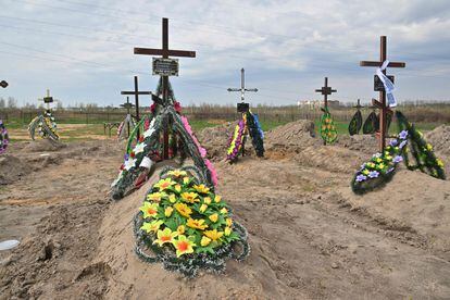La tumba de Mykhaylo Kovalenko, el pasado 25 de abril. El presidente de Ucrania, Volodímir Zelenski, calificó la matanza de Bucha de “genocidio” y ha pedido una investigación a la Corte Penal Internacional. 