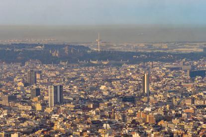 Panorámica de la ciudad de Barcelona, durante un episodio de contaminación.