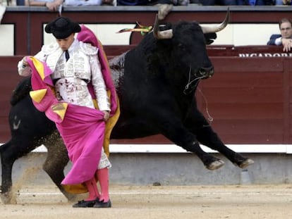 El torero Gonzalo Caballero, en la tercera corrida de la Feria de Otoño de Las Ventas.