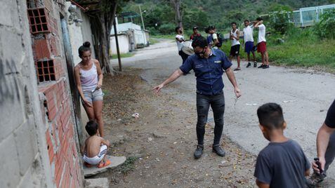 Lauren Caballero, candidato de Avanzada Progresista, en un barrio de La Guaira, Venezuela, el pasado 28 de noviembre.