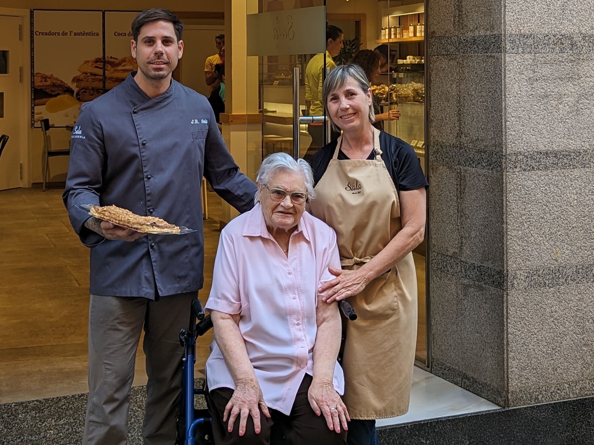 Coca de Llavaneres: el origen del postre catalán que triunfa en la verbena de San Juan