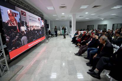 Familiares de las víctimas escuchan los testimonios en la IVD, en Túnez, a finales de 2016.
