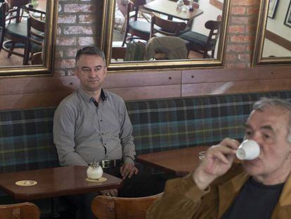 Darko Mladic, en el centro, en un café de Belgrado en abril. En vídeo, perfil de Ratko Mladic.