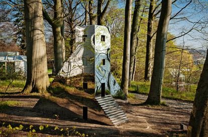 Unas 60 esculturas componen el parque del Museo Louisiana, uno de los más prestigiosos de Dinamarca, ubicado unos 32 kilómetros al norte de Copenhague, con vistas al mar del estrecho de Oresund y al litoral sueco. Abierto en 1958 por el empresario de quesos y filántropo Knud W. Jensen, los arquitectos Jorgen Bo y Wilhlem Wohfert construyeron los edificios, mientras que Ole y Edith Norgaard se encargaron del paisajismo. Esculturas de clásicos del siglo XX como Joan Miró, Max Ernst, Jean Dubuffet, Jean Arp o Henry Moore se unen a nombres como Richard Serra o Not Vital. El 17 de junio se abre en el museo una retrospectiva dedicada a Marina Abramovic (hasta el 22 de octubre). www.louisiana.dk