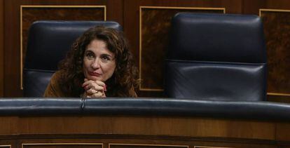 La ministra de Hacienda, Maria Jesús Montero, en el pleno del Congreso de los Diputados