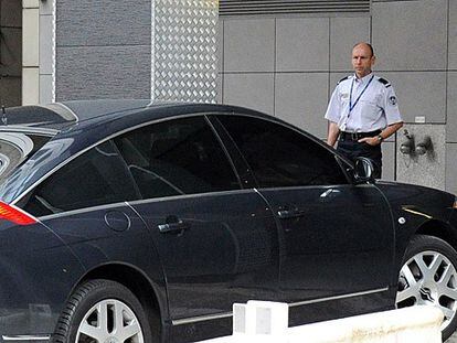 Llegada del coche de Nicolas Sarkozy a la sede del ministerio del Interior en Nanterre.