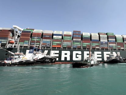 Remolcadores durante los trabajos para reflotar el buque atascado en el Canal de Suez, este domingo.