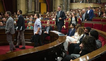 Diputados de Ciudadanos y del PP abandonan el hemiciclo del Parlament antes de la votación.
