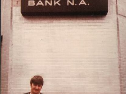 John Wojtowicz, retratado delante de la sucursal bancaria que intent&oacute; robar en 1972.